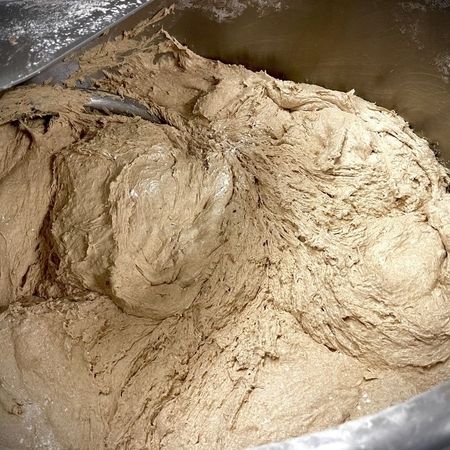 Teig wird in der Maschine geknetet