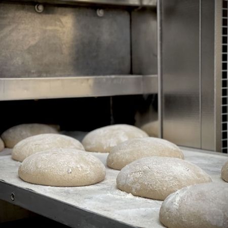 Geformte Teiglinge ruhen im Ofen