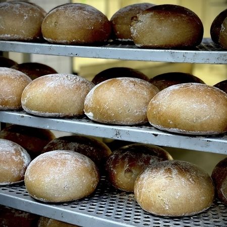 Fertige Brötchen kühlen aus