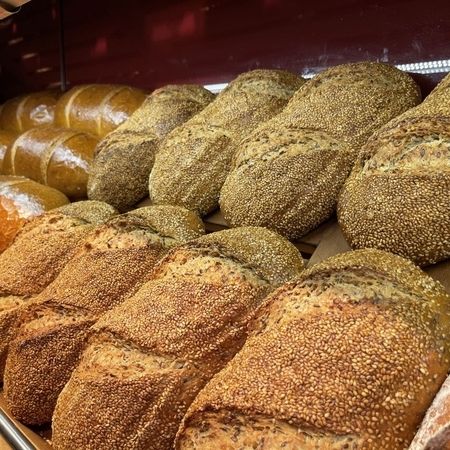 Brotauslage im Geschäft